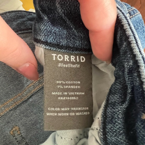 Torrid | denim distressed shorts - 20 - Picture 6 of 6